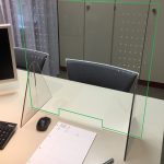 Spuckschutz-Trennwand aus Plexiglas - Einplatzversion, beliebig modulierbar (gründe Umrandung = Fotomontage)