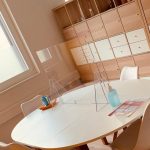 MODULUS 80 x 60 cm (B x H) auf Besprechungstisch, Sitz-Situation